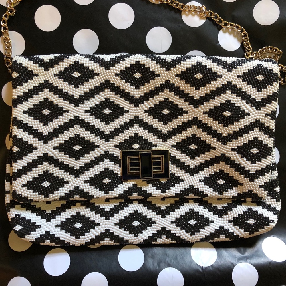 black & white beaded purse with aztec design!🖤🎹